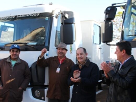 Prefeito entrega novos caminhões para avanço nas obras de infraestrutura