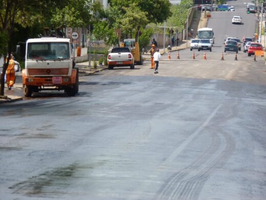 Prefeitura conclui pavimentação na Ângelo Preto e prossegue serviços no feriado