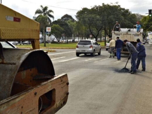 Prefeitura recupera pavimentação em locais prejudicados pela chuva