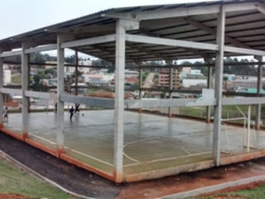 Prefeitura entrega quadra de esportes para a comunidade do Bairro Leonardo Ilha