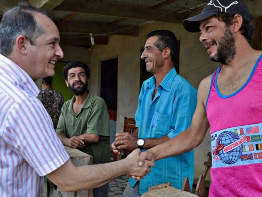 Prefeito visita fase final de obras no Bairro Záchia