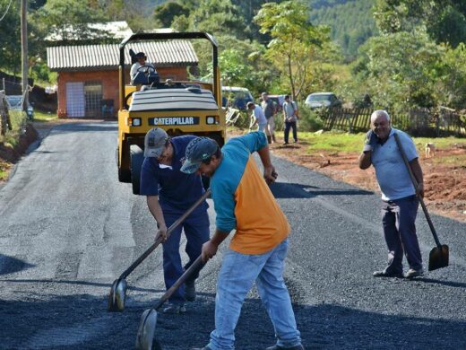Prefeitura entrega obras em cinco bairros da cidade