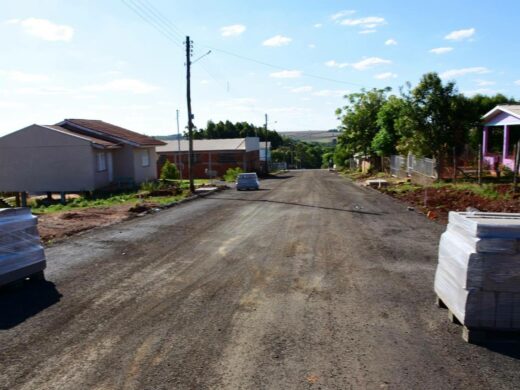 Prefeitura segue com obras em mais três bairros