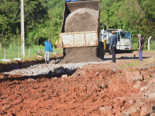 Obra de pavimentação no loteamento Pampa