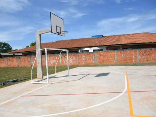 Prefeitura entrega quadra no Manoel Corralo