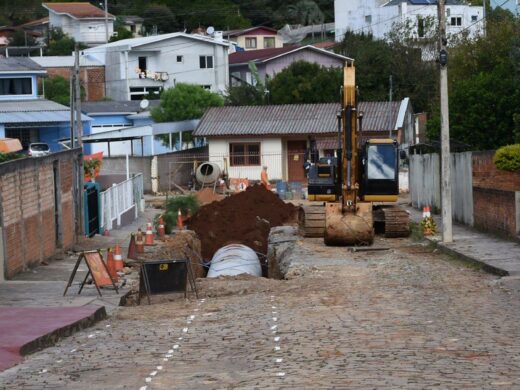 Obra de canalização na Vila Luiza