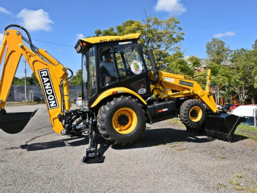 ﻿Obras: Prefeitura adquire novas máquinas