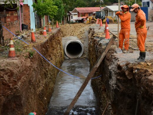 Prefeitura segue canalização na vila Luiza