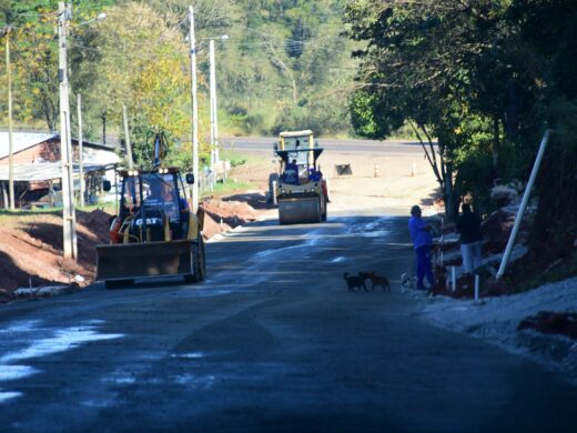 Asfalto no bairro Tupinambá em fase de conclusão