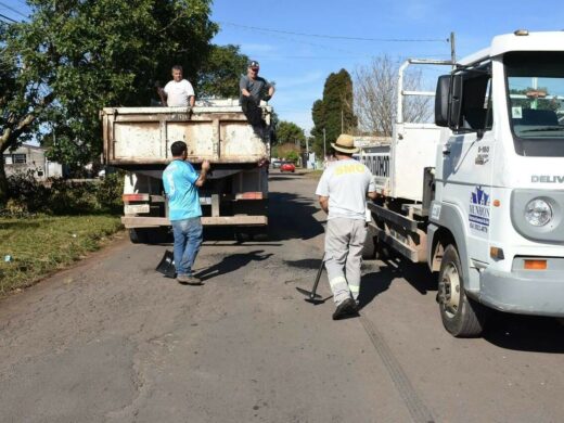 Prefeitura recupera asfalto nos bairros
