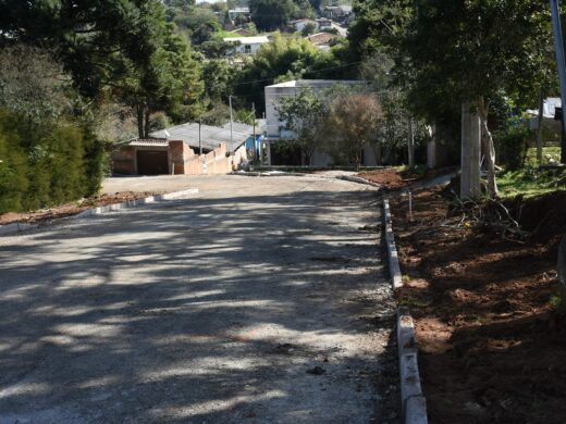 Prosseguem obras de asfalto em 10 bairros