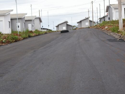 Concluído asfalto no loteamento Leonardo Ilha