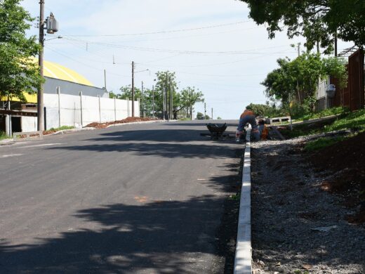 Pavimentação asfáltica em mais quatro bairros