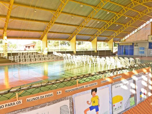 Cercamento na quadra da escola da Vila Jardim