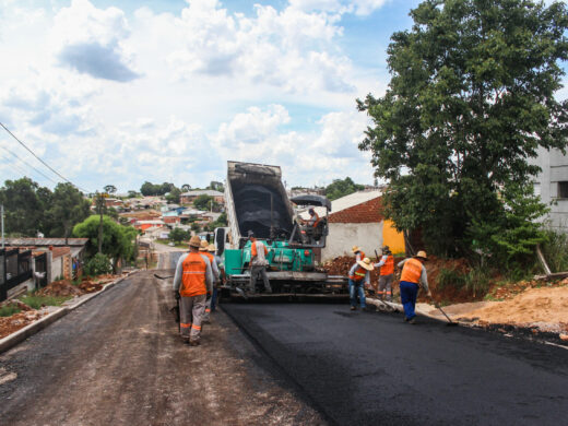 Prefeitura com obras de asfalto no Integração