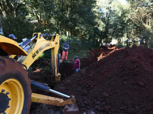 Prefeitura realiza canalização na Lucas Araújo