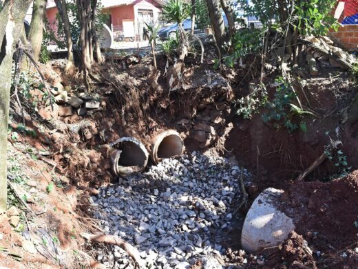 Obra de canalização no bairro 1º Centenário