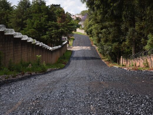 Obras de asfalto avançam no Bairro Petrópolis