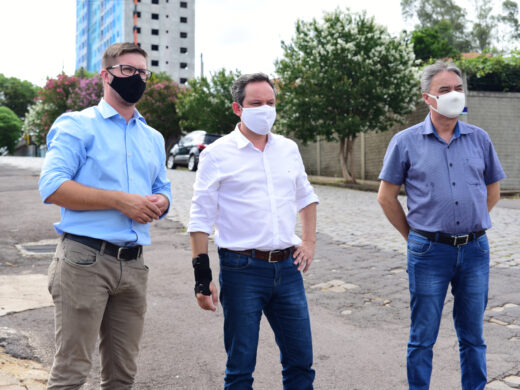 Iniciam ase asfaltamento da rua Minas Gerais