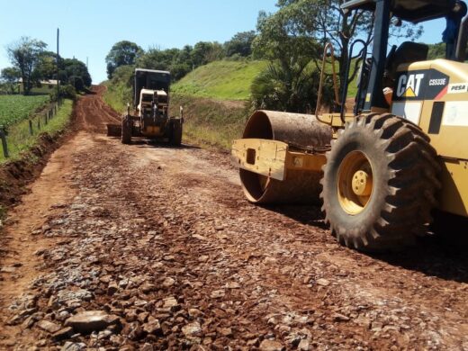Prefeitura faz melhorias em estradas do interior