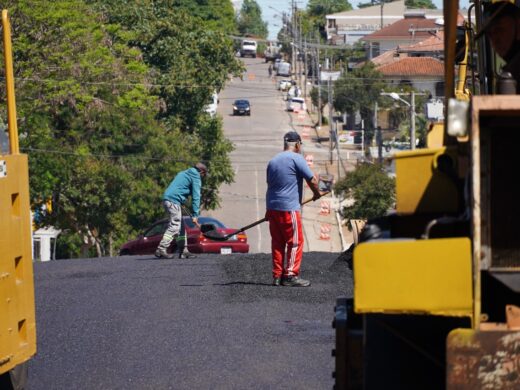 Prefeitura inicia o asfaltamento da Rua Livramento
