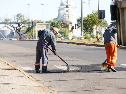 Prefeitura realiza ação de tapa-buracos em diferentes ruas da cidade
