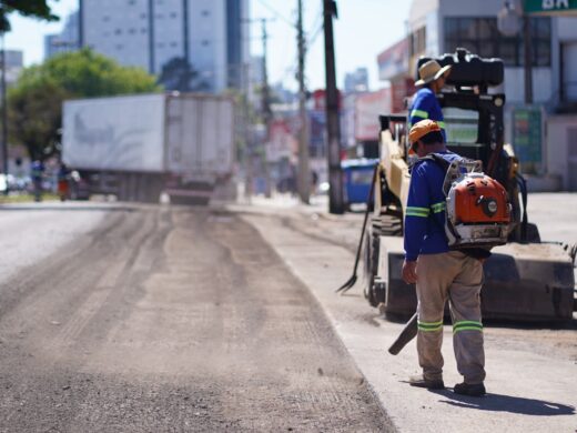 Prefeitura realiza manutenção no pavimento da Avenida Brasil