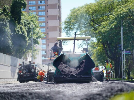 Prefeitura avança na revitalização com novo asfalto na Avenida Brasil