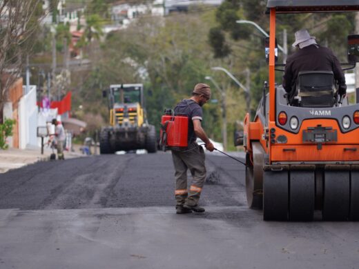 Prefeitura executa pavimentação no bairro Lucas Araújo
