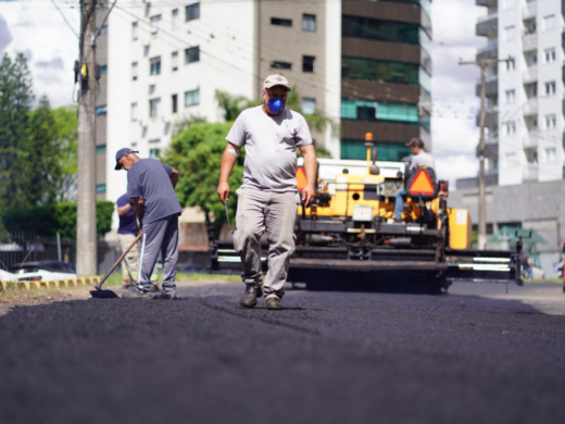 Prefeitura realiza manutenção asfáltica na Avenida Sete de Setembro