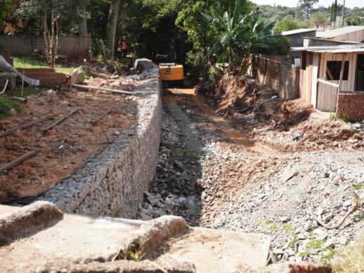 Prefeitura segue com as obras de contenção da sanga no Costa Verde