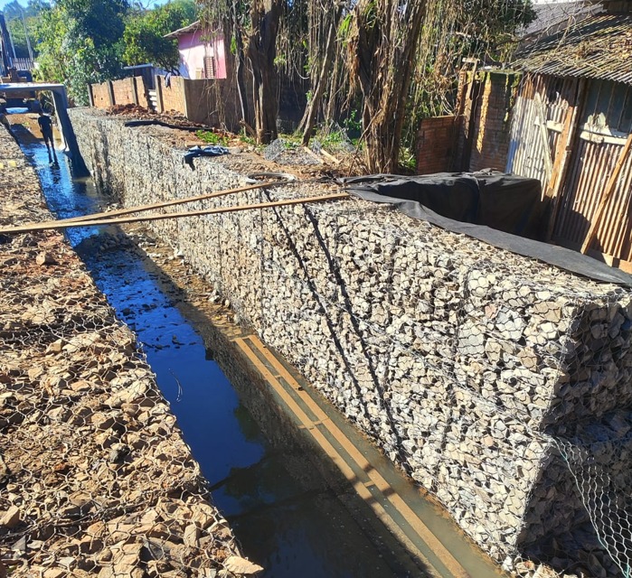 Prefeitura avança em obra de contenção da Sanga do Costa Verde para reduzir risco de alagamentos
