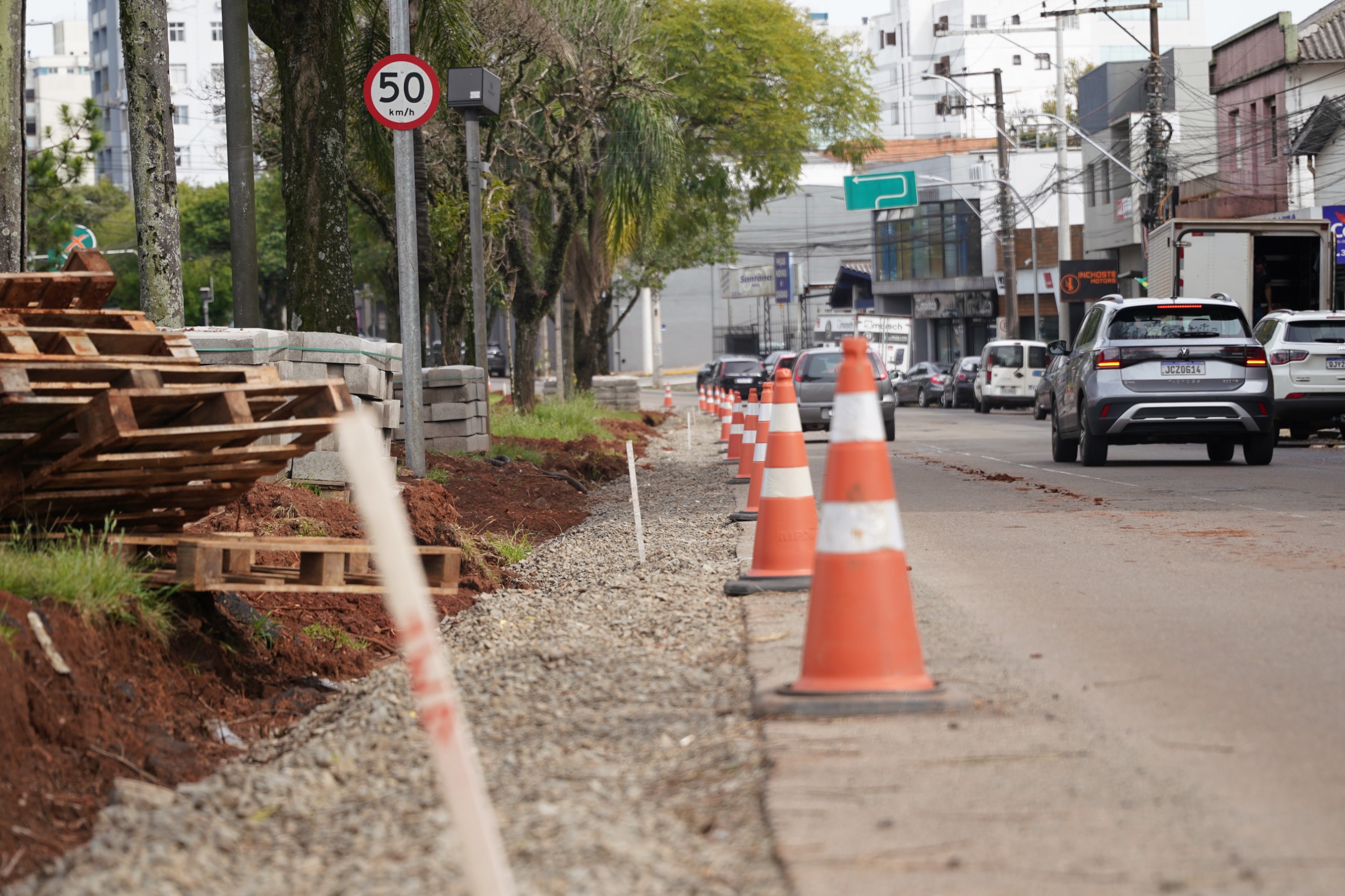 Obras de modernização seguem na Avenida Presidente Vargas, com trabalhos concentrados no canteiro central