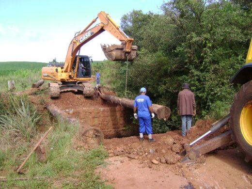 Prefeitura recupera pontes no interior
