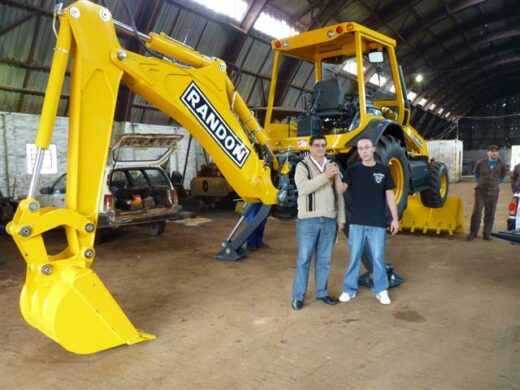 Prefeitura recebe retroescavadeira para serviços no interior