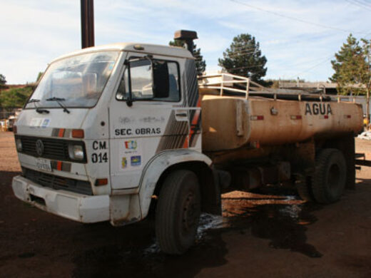 Prefeitura leva água ao interior