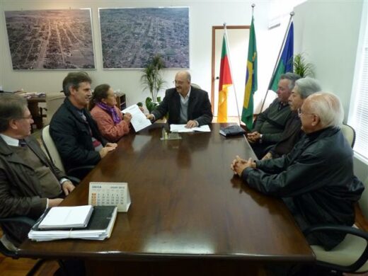 Prefeito assina renovação com pequenos produtores da Gare