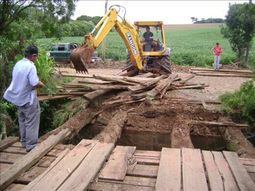Secretaria do Interior recupera estradas e ponte