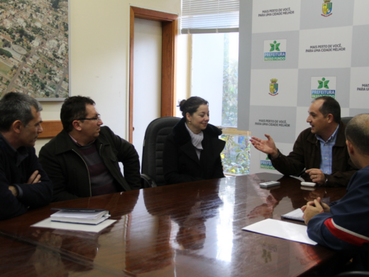 Prefeito recebe relatório de atividades da Emater