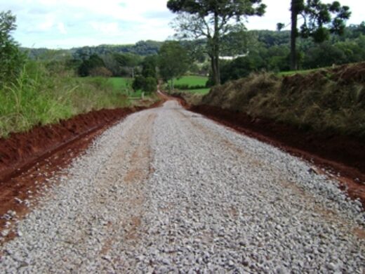 Prefeitura continua trabalhando na melhoria das estradas do interior