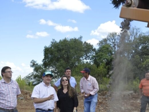 Prefeito realiza a entrega de britador móvel para distritos do município