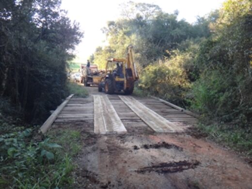 Prefeitura segue com o trabalho de reconstrução de pontes nos distritos
