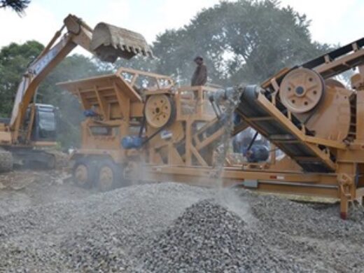 Britador Móvel produz dez cargas de brita por dia para atender o interior