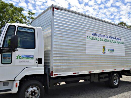 Prefeitura entrega caminhão para a agricultura familiar