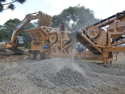 Britador móvel já produziu cerca de 10 mil metros cúbicos de brita
