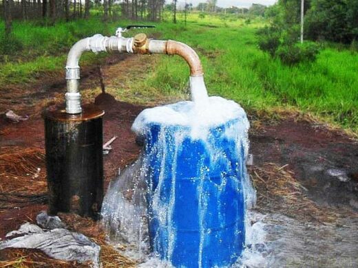 Poços e redes de água para comunidades do interior
