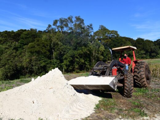 Prefeitura realiza entrega de calcário