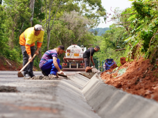 Prefeitura avança com pavimentação no Distrito de São Roque