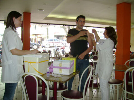 Rubéola: Equipe vacina em pleno comércio