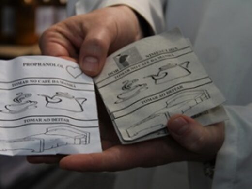 Posto do Záchia oferece orientação para uso de medicamentos através de desenhos